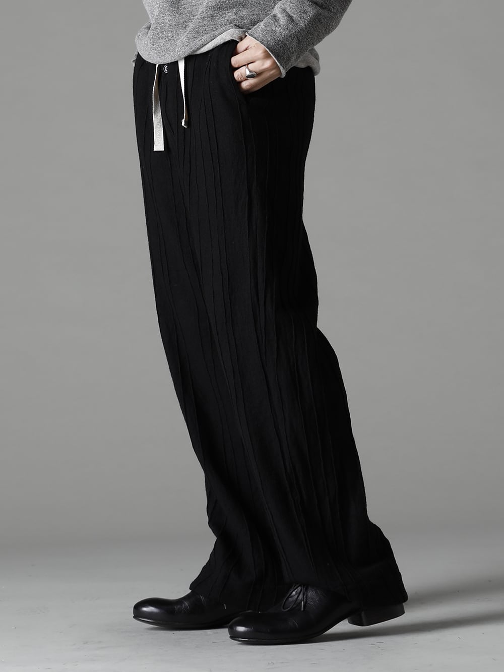 NOUSAN(ノウザン) 22-23AW(秋冬) お好みのファブリックでコーディネート - TTC-wmpl-Grey-Beige イタリア マペル ウールニットボトルネック グレーベージュ - linea-preatwool プリーツド ウール ワイド パンツ - Derby-W-Hidden-Laces-Kangaroo-Black W. ヒドゥン レース ダービーシューズ カンガルー ブラック 3-005