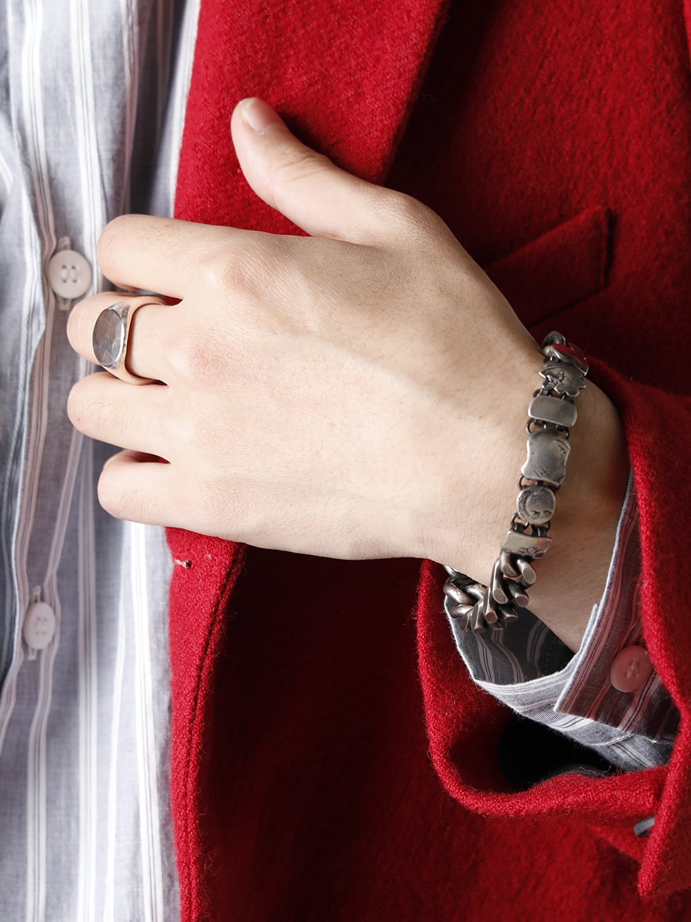 Bergfabel 22-23AW The red jacket adds a sense of hardiness to the coordination, giving it a masculine look. - J18-161 Tyrol Jacket Rose Hip - Sh112-A70 Tyrol Shirt - M2713 Bracelet Curb Chain Memories  4-001