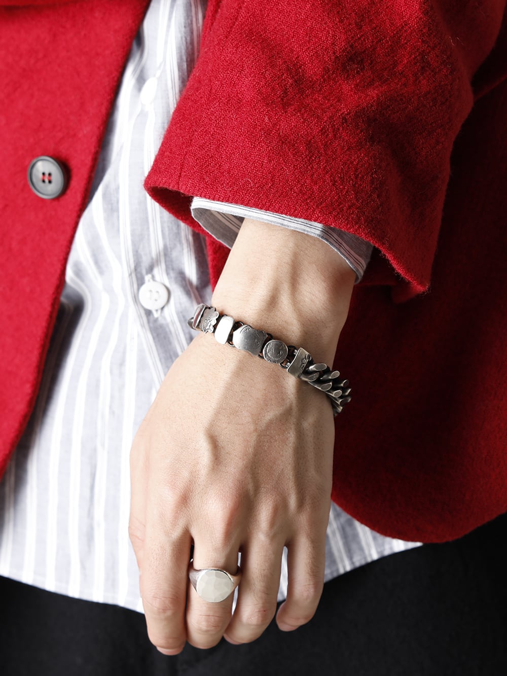 Bergfabel 22-23AW The red jacket adds a sense of hardiness to the coordination, giving it a masculine look. - J18-161 Tyrol Jacket Rose Hip - Sh112-A70 Tyrol Shirt - M1416 CONNECTED RING TRACE - M1003 Signet Ring Classic Hammered - M2713 Bracelet Curb Chain Memories  4-001