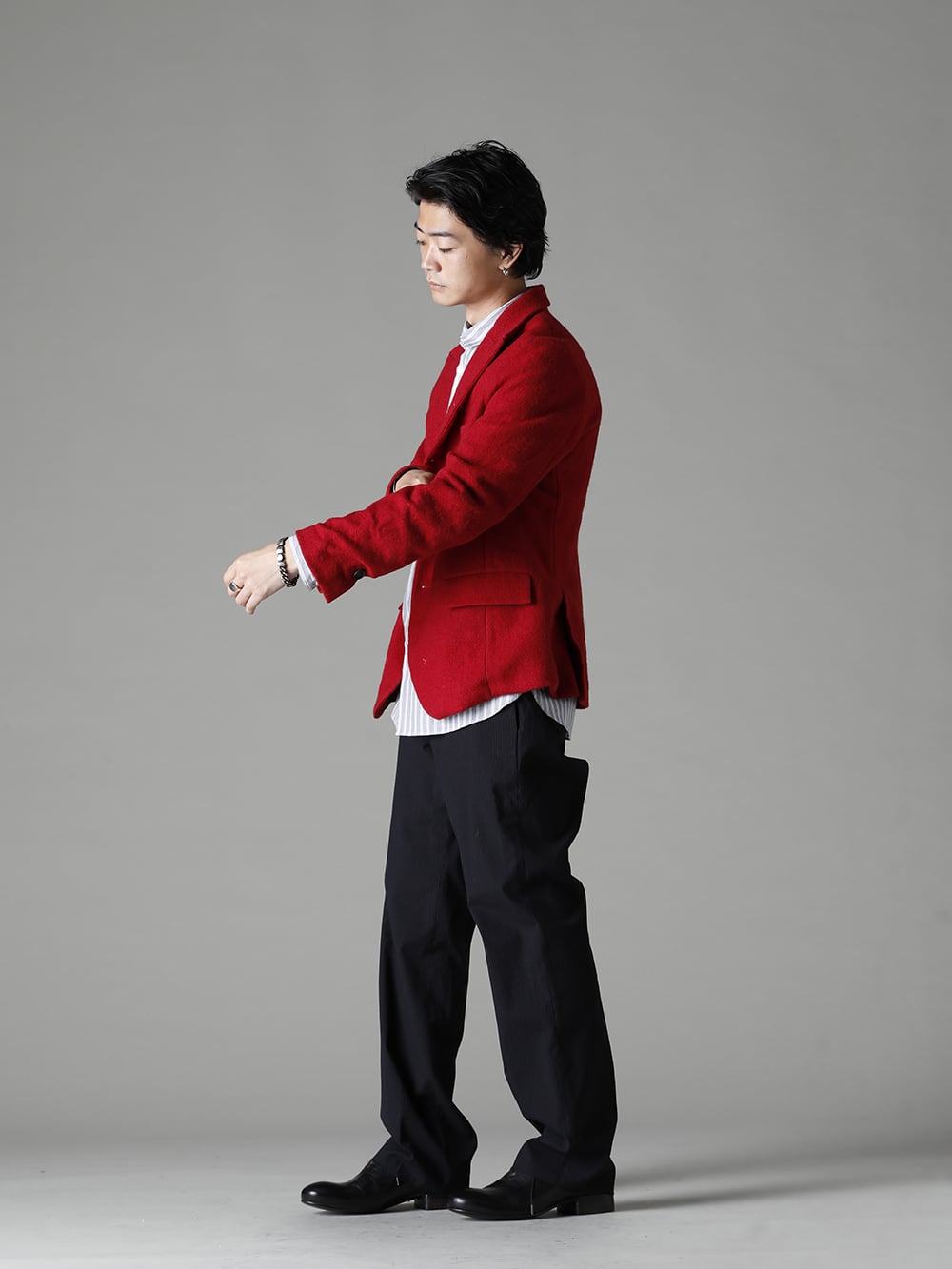 Bergfabel 22-23AW The red jacket adds a sense of hardiness to the coordination, giving it a masculine look. - J18-161 Tyrol Jacket Rose Hip - Sh112-A70 Tyrol Shirt - P114-165 Joseph Pants - Derby-W-Hidden-Laces-Kangaroo-Black W. Hidden Laces Derby Shoes Kangaroo Black - M1416 CONNECTED RING TRACE - M1003 Signet Ring Classic Hammered - M2713 Bracelet Curb Chain Memories  4-001