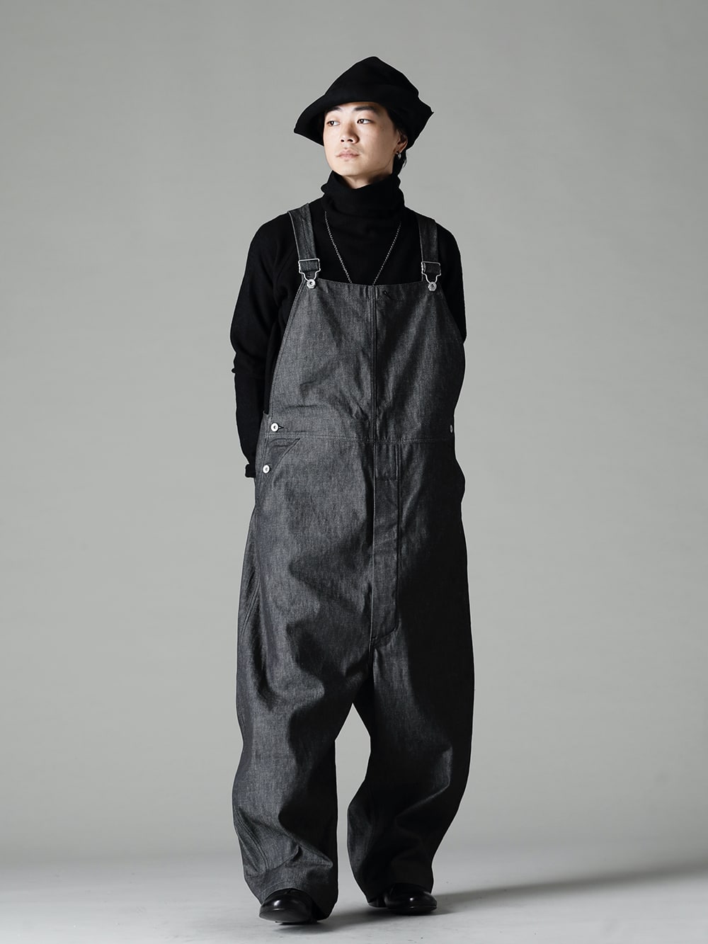 KLASICA(クラシカ) 22-23AW(秋冬) スタイリング カリフォルニアでゴールドハンターの要望に応え誕生したパンツ - 22C-78OVA-MB クロッチ オーバーオール - 10oz ブラック デニム TI-WKP-black イタリアン ウール ブレンド クルーネック ニット ブラック RH-PK-006-Black イージリーバーン ラビット ファー フェルト ロング ハット ブラックEB Derby-W-Hidden-Laces-Kangaroo-Black W. ヒドゥン レース ダービーシューズ カンガルー ブラック