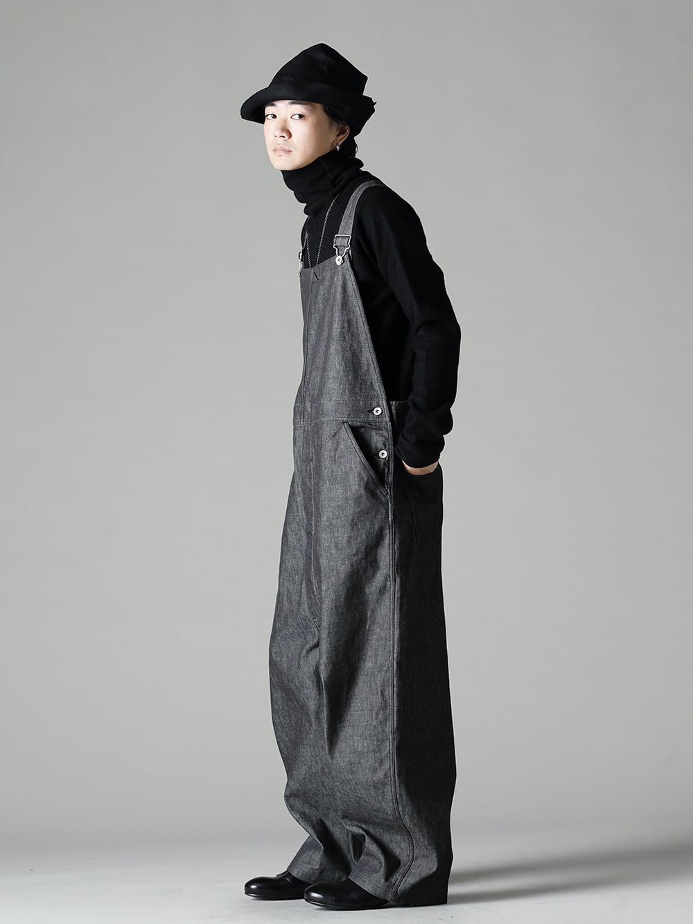 KLASICA(クラシカ) 22-23AW(秋冬) スタイリング カリフォルニアでゴールドハンターの要望に応え誕生したパンツ - 22C-78OVA-MB クロッチ オーバーオール - 10oz ブラック デニム TI-WKP-black イタリアン ウール ブレンド クルーネック ニット ブラック RH-PK-006-Black イージリーバーン ラビット ファー フェルト ロング ハット ブラックEB Derby-W-Hidden-Laces-Kangaroo-Black W. ヒドゥン レース ダービーシューズ カンガルー ブラック 1-001