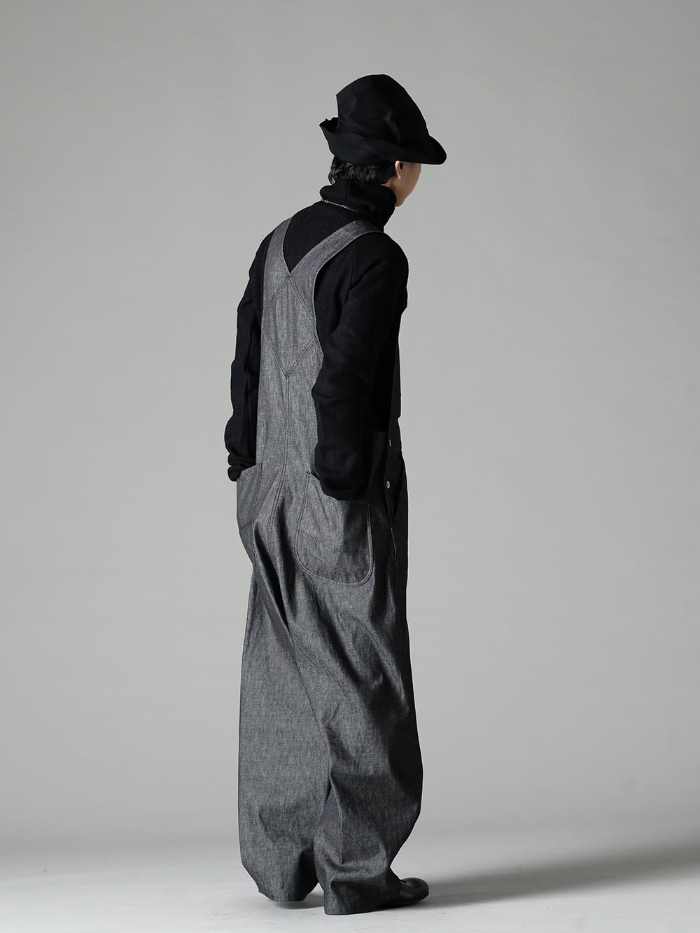 KLASICA(クラシカ) 22-23AW(秋冬) スタイリング カリフォルニアでゴールドハンターの要望に応え誕生したパンツ - 22C-78OVA-MB クロッチ オーバーオール - 10oz ブラック デニム TI-WKP-black イタリアン ウール ブレンド クルーネック ニット ブラック RH-PK-006-Black イージリーバーン ラビット ファー フェルト ロング ハット ブラックEB Derby-W-Hidden-Laces-Kangaroo-Black W. ヒドゥン レース ダービーシューズ カンガルー ブラック 1-002