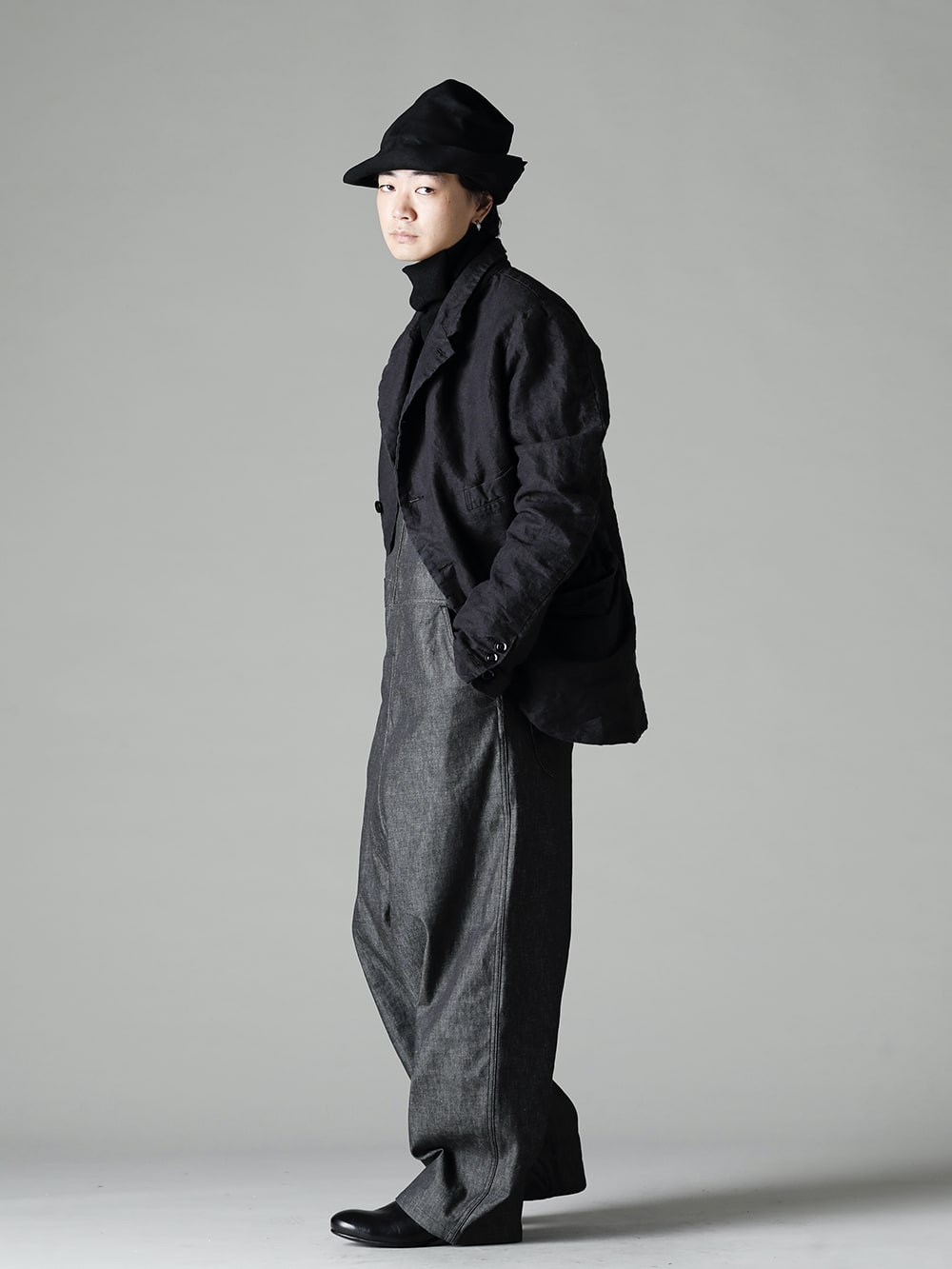 KLASICA(クラシカ) 22-23AW(秋冬) オーバーオールには和紙リネンの混紡素材を使用したヴィンセントジャケットを - 22C-78OVA-MB クロッチ オーバーオール - 10oz ブラック デニム Vincent-Jacket-Washi-Black ビンセント ジャケット 和紙 ブラック TI-WKP-black イタリアン ウール ブレンド クルーネック ニット ブラック RH-PK-006-Black イージリーバーン ラビット ファー フェルト ロング ハット ブラックEB Derby-W-Hidden-Laces-Kangaroo-Black W. ヒドゥン レース ダービーシューズ カンガルー ブラック 2-001