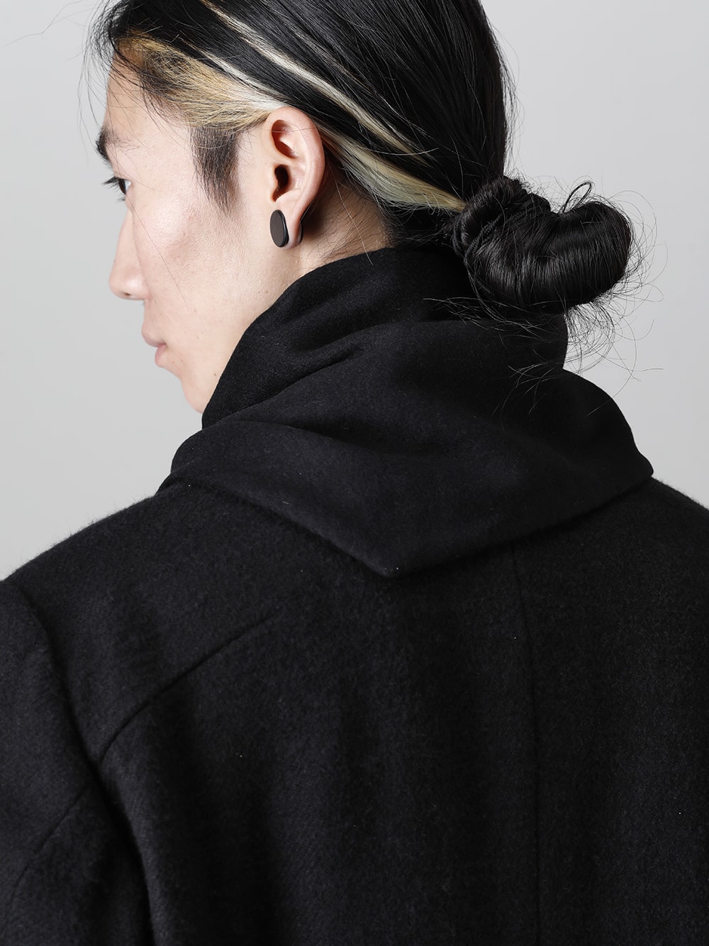 DEVOA 22-23AW AC-STHS Pure Cashmere Electrically Heated Scarf Back image of wearing