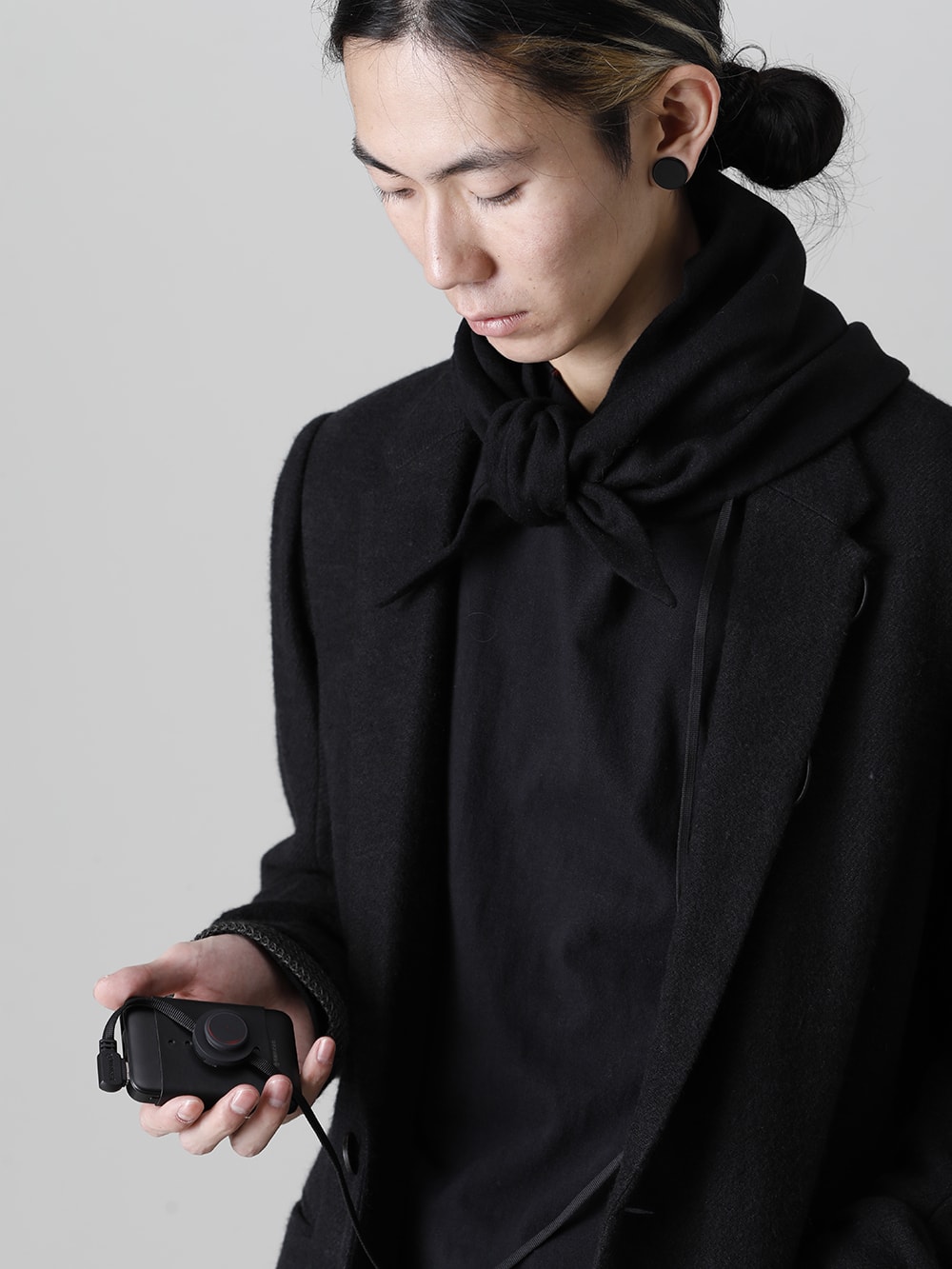 DEVOA 22-23AW AC-STHS Pure Cashmere Electrically Heated Scarf Temperature control at the touch of a button when connected to the included battery 3-001