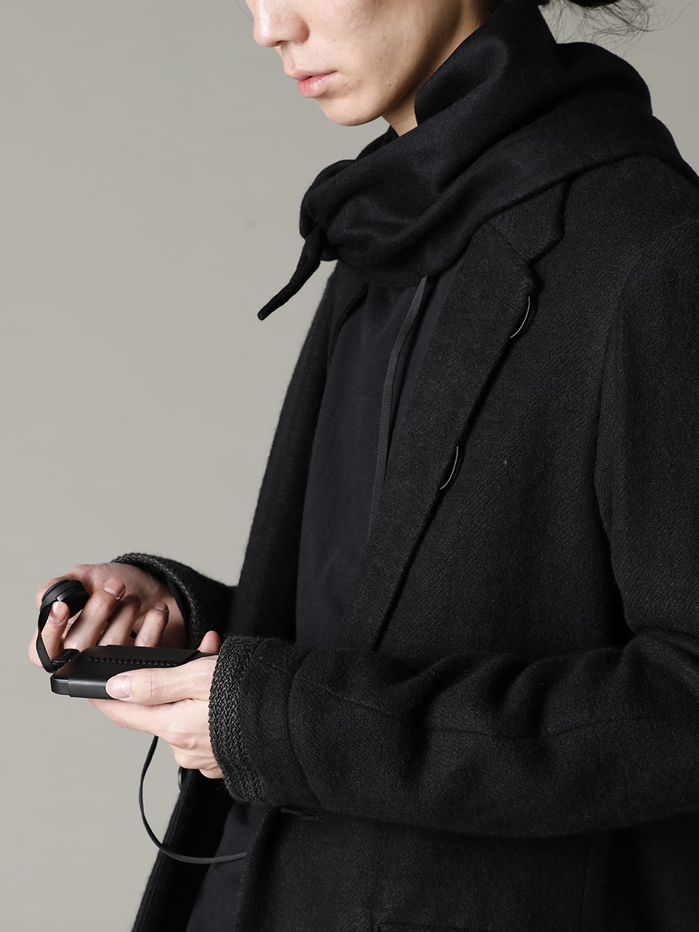 DEVOA 22-23AW AC-STHS Pure Cashmere Electrically Heated Scarf As a winter warmer as well as a small accessory for early spring.