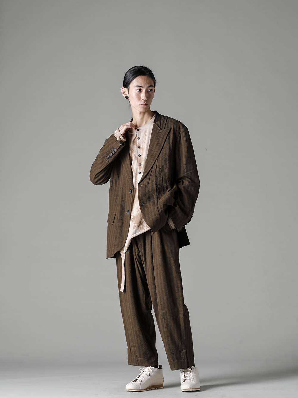 Norwegian Rain-Norwegian Rain 22-23AW (Autumn/Winter) we will introduce a styling - ZIGGY CHEN-Jacket lining detail Wool jacket with unique tailoring like a spring/summer jacket 0M2230919-Ultra lightweight 2 button blazer - 0M2230201 -Iron-Coral-Asymmetric Long Sleeve Tee Iron Coral 3-001