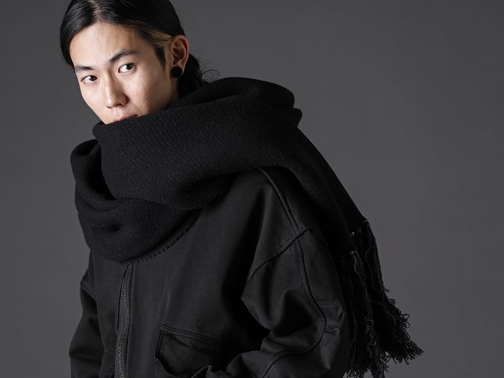 The Viridi-anne - ザ ヴィリジアン 2022-23AW 毛布を巻いているかの様なボリューム感のマフラー  - VI-3551-09-Black ビッグマフラー ブラック - VI-3536-01 コットン裏毛 MA-1ブルゾン - VI-3545-01-Black 刺繍天竺長袖Tシャツ ブラック 2-001