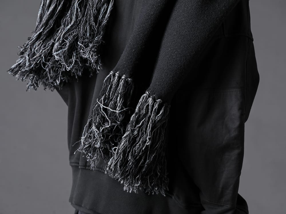 The Viridi-anne - ザ ヴィリジアン 2022-23AW 毛布を巻いているかの様なボリューム感のマフラー  - VI-3551-09-Black ビッグマフラー ブラック - VI-3536-01 コットン裏毛 MA-1ブルゾン - VI-3545-01-Black 刺繍天竺長袖Tシャツ ブラック 2-004