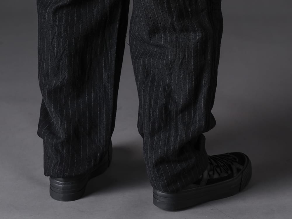 The Viridi-anne - ザ ヴィリジアン 2022-23AW コーディネートのアクセントになる3種類のウールリネンツイル生地 - VI-3518-04 ウール/リネン コンビネーション カーゴパンツ - VI-3555-09-Black スニーカー ブラック 3-004