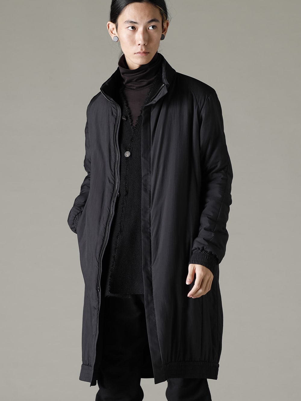 DEVOA(デヴォア) 22-23AW(秋冬) スタイリング - シンプルにカットソーの上から。 冬のスタイルのアクセントにも。 JKN-MCG カーディガン カシゴラJKI-PNP ナイロン コート シュリンク ナイロン ブラック CSC-K405F-Dark-Chocolate FASCINATE 別注 スーピマコットンジャージー ハイネックロングスリーブ Tシャツ ダーク チョコレートPTN-LSK-Black ジョガー パンツ コットン / リネン ブラック FW-LMM レザー ブーツ 3-001