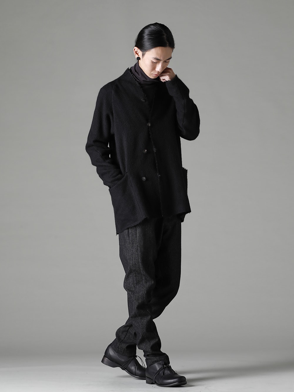 DEVOA(デヴォア) 22-23AW(秋冬) スタイリング - シンプルにカットソーの上から。 JKN-MCG カーディガン カシゴラ CSC-K405F-Dark-Chocolate FASCINATE 別注 スーピマコットンジャージー ハイネックロングスリーブ Tシャツ ダーク チョコレート PTN-SHE イージー パンツ シェトランド ウール / リネン FW-CTN レザー シューズ GUIDI カーフ 3-002