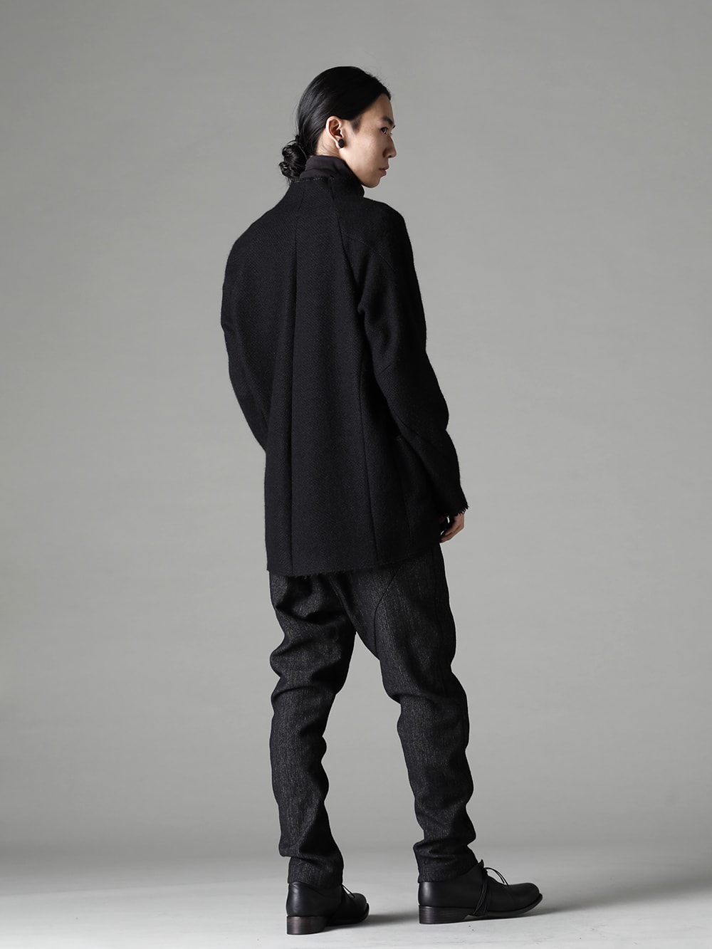 DEVOA(デヴォア) 22-23AW(秋冬) スタイリング - シンプルにカットソーの上から。 JKN-MCG カーディガン カシゴラ CSC-K405F-Dark-Chocolate FASCINATE 別注 スーピマコットンジャージー ハイネックロングスリーブ Tシャツ ダーク チョコレート PTN-SHE イージー パンツ シェトランド ウール / リネン FW-CTN レザー シューズ GUIDI カーフ 3-003