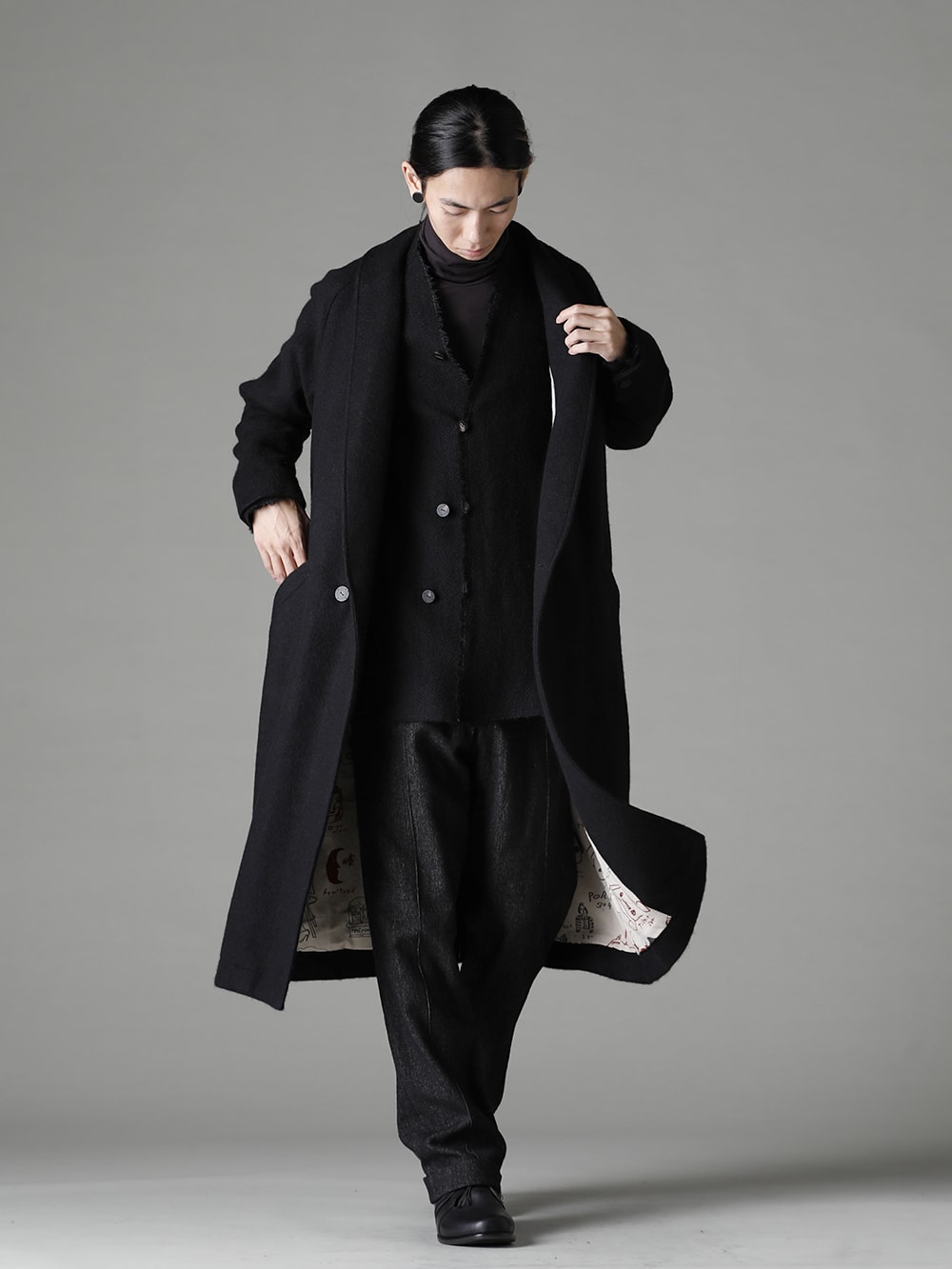 DEVOA(デヴォア) 22-23AW(秋冬) スタイリング - シンプルにカットソーの上から。 シックなコートのインナーに。 JKN-MCG カーディガン カシゴラ CTI-SSG ショールカラーコートブラッシュカシゴラ CSC-K405F-Dark-Chocolate FASCINATE 別注 スーピマコットンジャージー ハイネックロングスリーブ Tシャツ ダーク チョコレート PTN-SHK スケーター パンツ シェットランド ウール / リネン FW-CTN レザー シューズ GUIDI カーフ  3-001