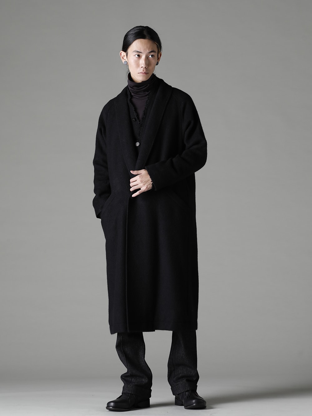 DEVOA(デヴォア) 22-23AW(秋冬) スタイリング - シンプルにカットソーの上から。 シックなコートのインナーに。 JKN-MCG カーディガン カシゴラ CTI-SSG ショールカラーコートブラッシュカシゴラ CSC-K405F-Dark-Chocolate FASCINATE 別注 スーピマコットンジャージー ハイネックロングスリーブ Tシャツ ダーク チョコレート PTN-SHK スケーター パンツ シェットランド ウール / リネン FW-CTN レザー シューズ GUIDI カーフ  3-001