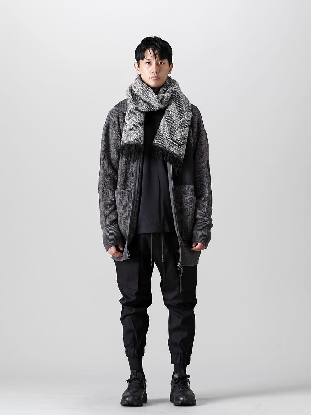 The Viridi-anne - ザ ヴィリジアン 2022-23AW スタイリング - The Viridi-anne ニットブルゾン ストールスタイル ストールとブルゾンをニットで統一した秋冬らしいスタイリング - VI-3530-07-Gray 綿カシミア ニットブルゾン グレー - R+240 Mix Gray ストール ミックス グレー - SCV186C016 Black ナイト ラン ライト Black