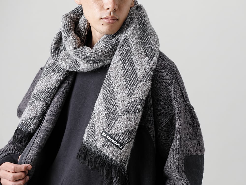 The Viridi-anne - ザ ヴィリジアン 2022-23AW ミックスグレーの表情が際立つ新作ストールをリラックスサイズのニットブルゾンでコーディネート  - VI-3530-07-Gray 綿カシミア ニットブルゾン グレー - CV10-0005-Black 10th アニバーサリー アーティキュレイテッド クルーネックLS Black - R+240 Mix Gray ストール ミックス グレー 2-001