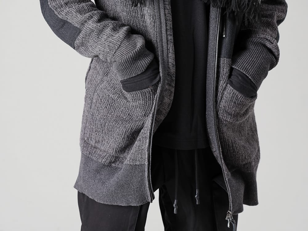 The Viridi-anne - ザ ヴィリジアン 2022-23AW ミックスグレーの表情が際立つ新作ストールをリラックスサイズのニットブルゾンでコーディネート  - VI-3530-07-Gray 綿カシミア ニットブルゾン グレー - CV10-0005-Black 10th アニバーサリー アーティキュレイテッド クルーネックLS Black - R+240 Mix Gray ストール ミックス グレー 2-002