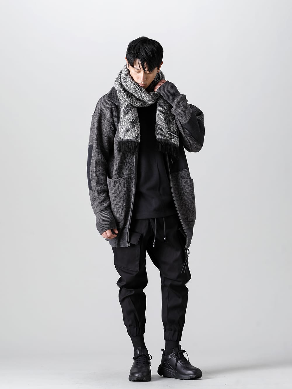 The Viridi-anne - ザ ヴィリジアン 2022-23AW 安定感のあるブラックカラーで全体を引き締めたクロスカーゴパンツスタイル - VI-3530-07-Gray 綿カシミア ニットブルゾン グレー - R+240 Mix Gray ストール ミックス グレー - SCV186C016 Black ナイト ラン ライト Black  4-001