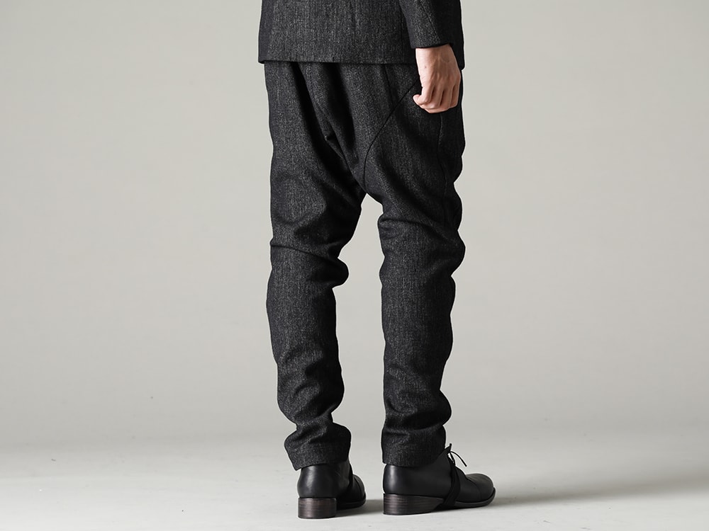 DEVOA 22-23AW This set-up has a strong casual feel with a little bit of a worn-out look.  - PTN-SHE Easy Pants Shetland Wool / Linen FW-CTN Leather shoes GUIDI calf  2-003