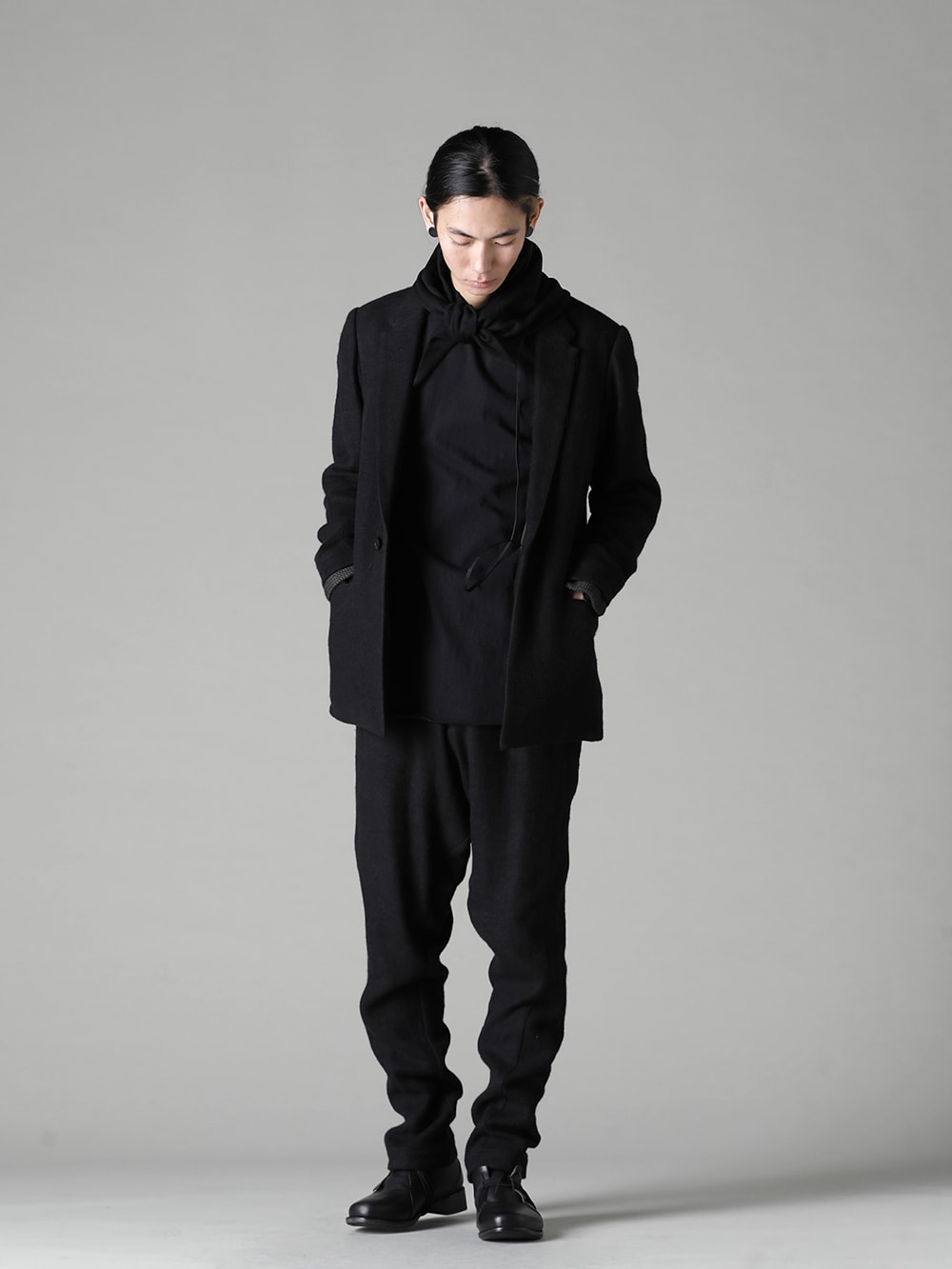 DEVOA(デヴォア) 22-23AW(秋冬) カシゴラの上下に先日入荷した電熱スカーフをアクセントにしたオールブラックのセットアップスタイリング - JKK-SCL ジャケット カシゴラ リネン CSC-WT3-Black ロング スリーブ コットン ジャージー ブラック PTN-GRE イージーパンツ カシゴラ リネン FW-CTN レザー シューズ GUIDI カーフ AC-STHS ピュアカシミア 電熱スカーフ  3-001