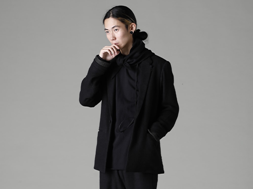 DEVOA(デヴォア) 22-23AW(秋冬) 電熱スカーフをアクセントにしたオールブラックのセットアップ - JKK-SCL ジャケット カシゴラ リネン CSC-WT3-Black ロング スリーブ コットン ジャージー ブラック  AC-STHS ピュアカシミア 電熱スカーフ 3-004