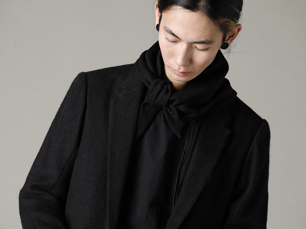 DEVOA(デヴォア) 22-23AW(秋冬) 電熱スカーフをアクセントにしたオールブラックのセットアップ - JKK-SCL ジャケット カシゴラ リネン CSC-WT3-Black ロング スリーブ コットン ジャージー ブラック  AC-STHS ピュアカシミア 電熱スカーフ 3-005