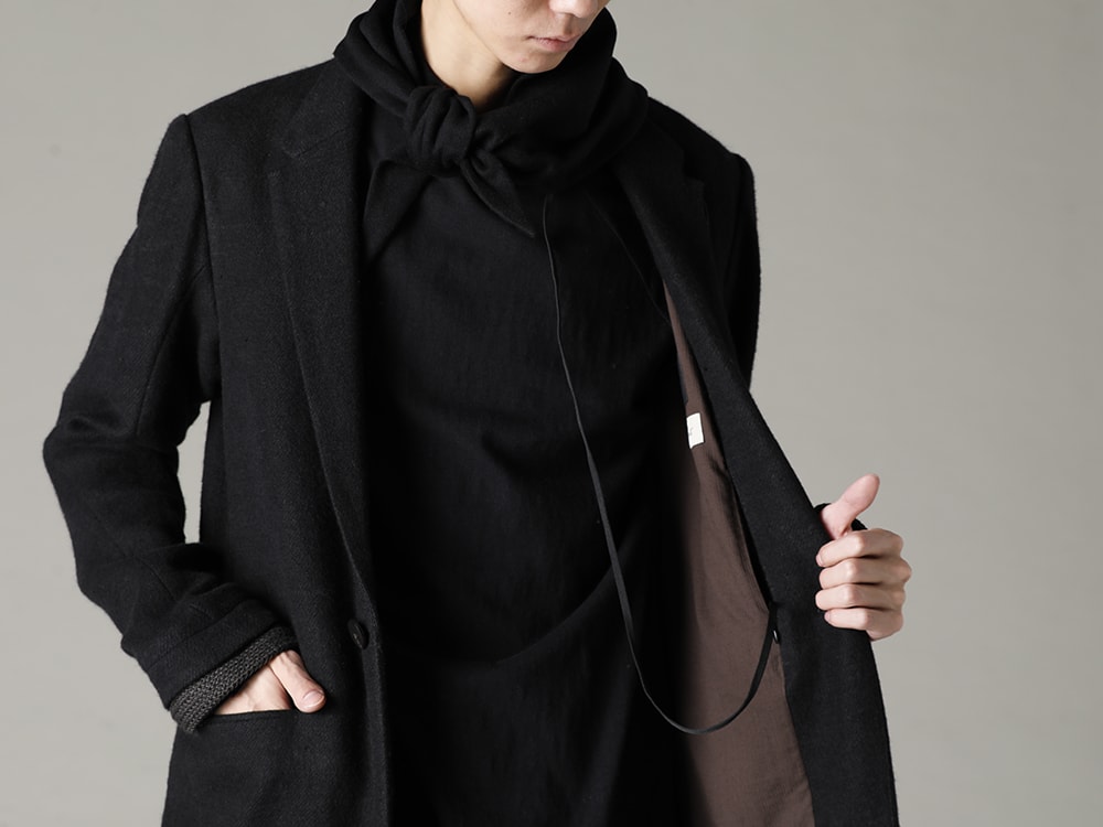 DEVOA(デヴォア) 22-23AW(秋冬) 電熱スカーフをアクセントにしたオールブラックのセットアップ - JKK-SCL ジャケット カシゴラ リネン CSC-WT3-Black ロング スリーブ コットン ジャージー ブラック  AC-STHS ピュアカシミア 電熱スカーフ 3-003