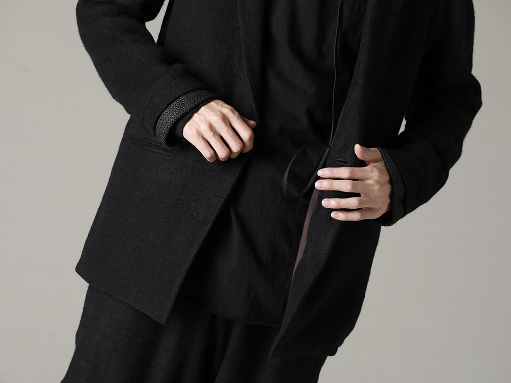 DEVOA(デヴォア) 22-23AW(秋冬) 電熱スカーフをアクセントにしたオールブラックのセットアップ - JKK-SCL ジャケット カシゴラ リネン CSC-WT3-Black ロング スリーブ コットン ジャージー ブラック  AC-STHS ピュアカシミア 電熱スカーフ 3-004