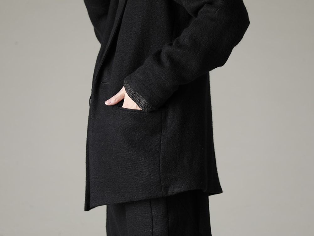 DEVOA(デヴォア) 22-23AW(秋冬) 電熱スカーフをアクセントにしたオールブラックのセットアップ - JKK-SCL ジャケット カシゴラ リネン 3-005