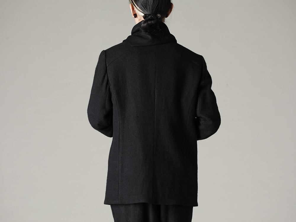 DEVOA(デヴォア) 22-23AW(秋冬) 電熱スカーフをアクセントにしたオールブラックのセットアップ - JKK-SCL ジャケット カシゴラ リネン 3-002