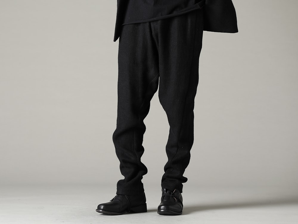 DEVOA(デヴォア) 22-23AW(秋冬) 電熱スカーフをアクセントにしたオールブラックのセットアップ -  PTN-GRE イージーパンツ カシゴラ リネン FW-CTN レザー シューズ GUIDI カーフ 3-004