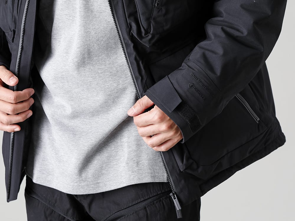 White Mountaineering - ホワイトマウンテニアリング 2022-23AW 摩擦に対する強度が高く極めて頑丈コーデュラクロスを採用した頑丈なパンツ - BK2273207 - GORE-TEX ダウンジャケット - CV10-0005-T.Gray - 10th アニバーサリー アーティキュレイテッド クルーネックLS T.Gray 3-004