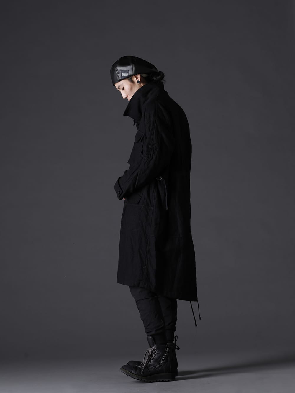 ザ ヴィリディアン / ディーハイゲン / ユリウス 2022-23AW - オールブラックカラーで纏めたコートスタイル - VI-3510-06(ウール/リネン コート) VI-3533-01-Black(綿ウール裏毛 ハイネックプルオーバー) ST107-0622A-black(ディンプルワッシャーコットンストレッチリップストップマルチポケットカーゴジョグパンツ ブラック) ST109-0122A-Black(ホースレザーレースアップスニーカーブーツ ブラック) 807ACU2(シンセティックレザー プレザー ベレー帽) - 1-002