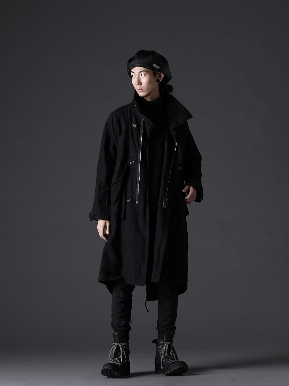 ザ ヴィリディアン / ディーハイゲン / ユリウス 2022-23AW - オールブラックカラーで纏めたコートスタイル - VI-3510-06(ウール/リネン コート) VI-3533-01-Black(綿ウール裏毛 ハイネックプルオーバー) ST107-0622A-black(ディンプルワッシャーコットンストレッチリップストップマルチポケットカーゴジョグパンツ ブラック) ST109-0122A-Black(ホースレザーレースアップスニーカーブーツ ブラック) 807ACU2(シンセティックレザー プレザー ベレー帽) - 1-004