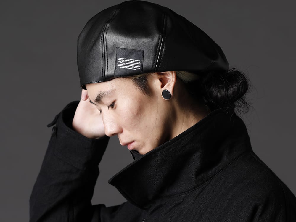 ユリウス 2022-23AW - 男らしさもありながら、程良く落ち着きのある素材を使用した今季注目のコート - 807ACU2(シンセティックレザー プレザー ベレー帽) - 2-012