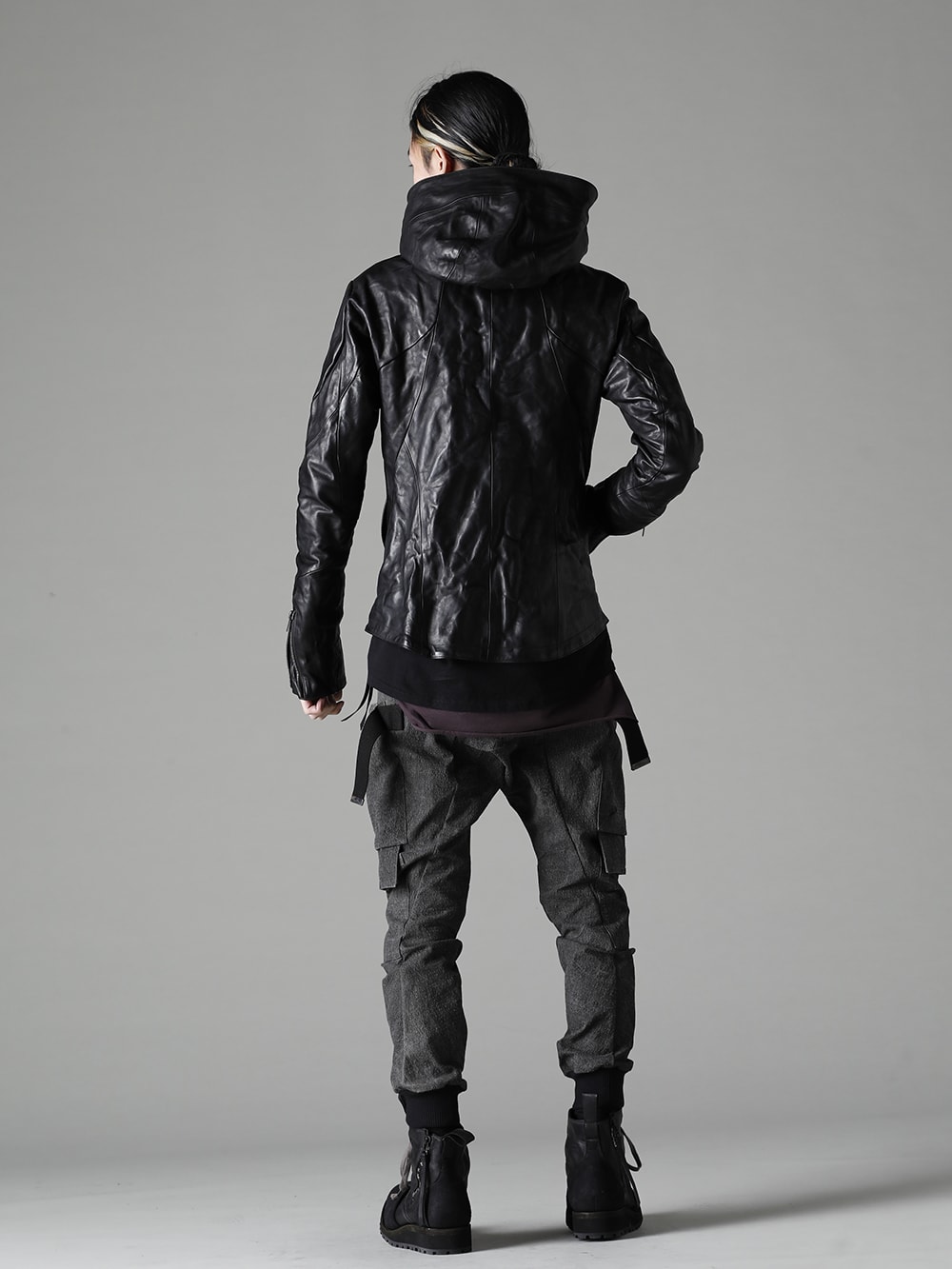 D.HYGEN(ディーハイゲン) 22-23AW スタイリング D.HYGENの根幹にある無骨で男臭いイメージのスタイリング - ST105-0222A-Black ホースレザーフーデッドWライダースジャケット ブラック ST101-1022A-Black 30/-ソフトコットンジャージーレイヤードロングスリーブTシャツ ブラック ST107-0622A-dust ディンプルワッシャーコットンストレッチリップストップマルチポケットカーゴジョグパンツ ダスト ST109-0122A-Black ホースレザーレースアップスニーカーブーツ ブラック 1-003