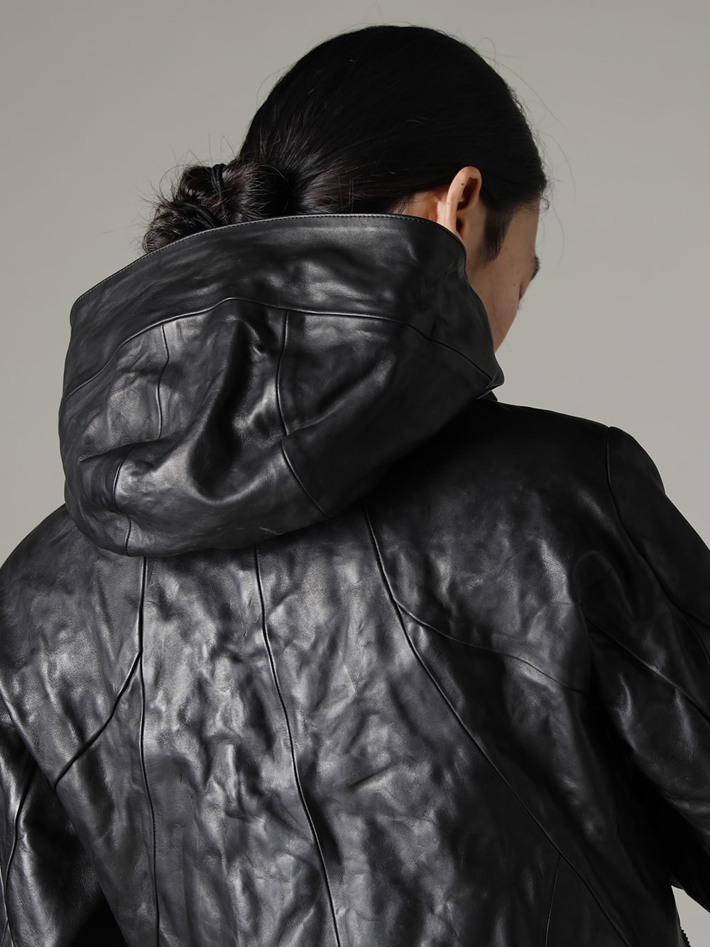 D.HYGEN(ディーハイゲン) 22-23AW ハイネックジャケットとダブルライダースを融合させたデザイン  - ST105-0222A-Black ホースレザーフーデッドWライダースジャケット ブラック 2-005