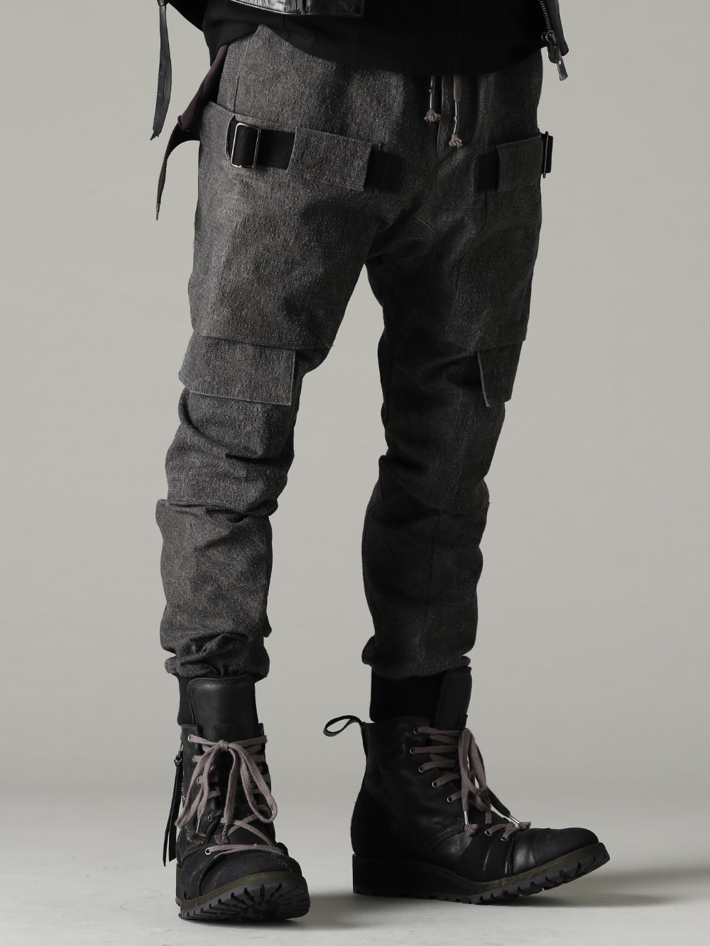 D.HYGEN(ディーハイゲン) 22-23AW タフなデザインを組み込んだパンツと表現に深みを加えるシューズ ST107-0622A-dust ディンプルワッシャーコットンストレッチリップストップマルチポケットカーゴジョグパンツ ダスト ST109-0122A-Black ホースレザーレースアップスニーカーブーツ ブラック 3-001