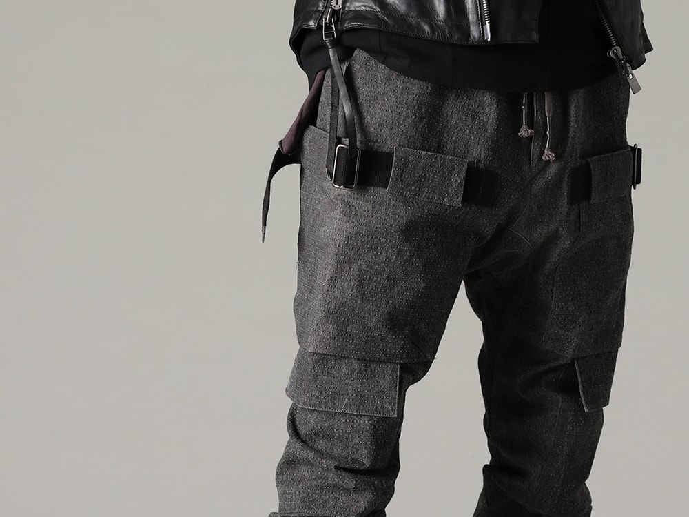 D.HYGEN(ディーハイゲン) 22-23AW タフなデザインを組み込んだパンツと表現に深みを加えるシューズ - ST107-0622A-dust ディンプルワッシャーコットンストレッチリップストップマルチポケットカーゴジョグパンツ ダスト ST109-0122A-Black ホースレザーレースアップスニーカーブーツ ブラック 3-003