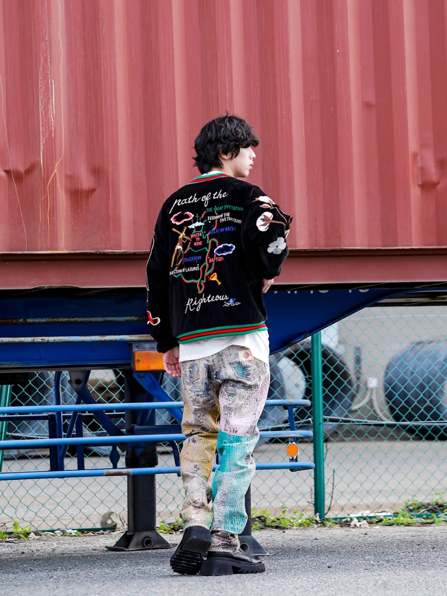 セントマイケル / プロレタ リ アート / ユリウス 2022-23AW - マルチカラーが目を惹くストリートスタイル - SM-S22-0000-059(デニムティアーズ × セントマイケル セントティアーズ リバーシブル スカジャン) 807CPM2-Off-White(コットンジャージー ドレープ ショートスリーブTシャツ オフホワイト) UROBOROS-DENIM-JEANS-MULCH-32-22-23AW(BORO デニムパンツ ビーズ付き) 797FWM1(カウレザー サイド ジップアップ ブーツ) 807ACU1-Yellow(カウスキン/ナイロン タイプベルト イエロー) - 1-003