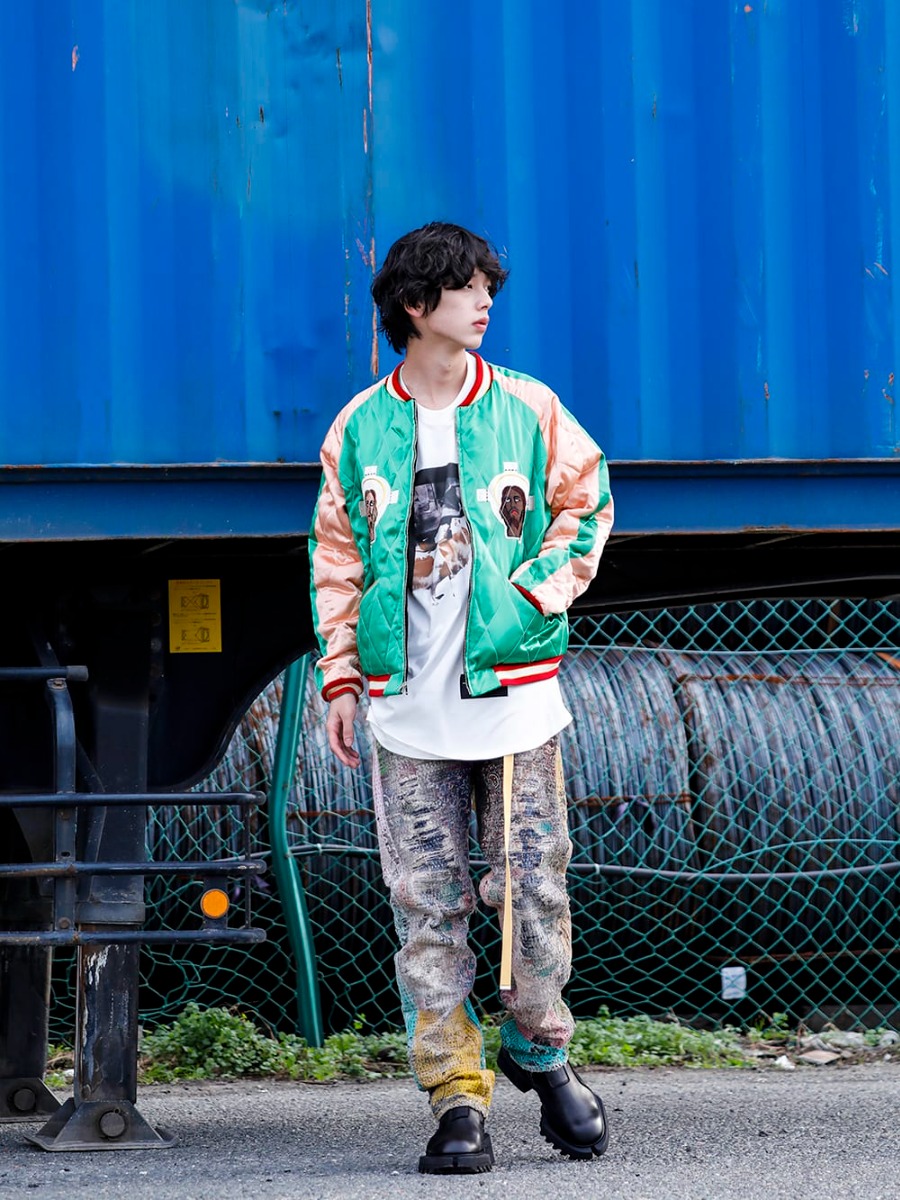 セントマイケル / プロレタ リ アート / ユリウス 2022-23AW スタイリング  - マルチカラーが目を惹くストリートスタイル - SM-S22-0000-059(デニムティアーズ × セントマイケル セントティアーズ リバーシブル スカジャン) 807CPM2-Off-White(コットンジャージー ドレープ ショートスリーブTシャツ オフホワイト) UROBOROS-DENIM-JEANS-MULCH-32-22-23AW(BORO デニムパンツ ビーズ付き) 797FWM1(カウレザー サイド ジップアップ ブーツ) 807ACU1-Yellow(カウスキン/ナイロン タイプベルト イエロー) - 1-004