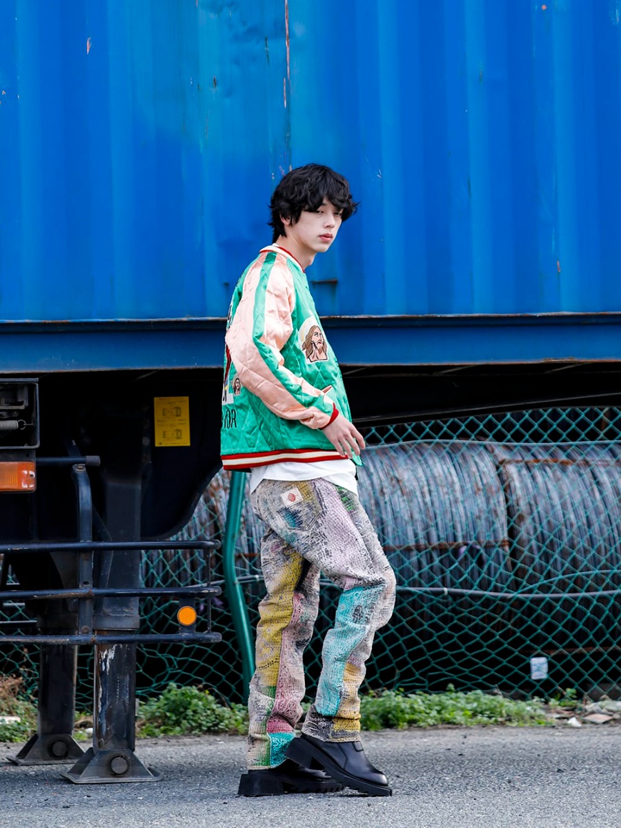 セントマイケル / プロレタ リ アート / ユリウス 2022-23AW - マルチカラーが目を惹くストリートスタイル - SM-S22-0000-059(デニムティアーズ × セントマイケル セントティアーズ リバーシブル スカジャン) 807CPM2-Off-White(コットンジャージー ドレープ ショートスリーブTシャツ オフホワイト) UROBOROS-DENIM-JEANS-MULCH-32-22-23AW(BORO デニムパンツ ビーズ付き) 797FWM1(カウレザー サイド ジップアップ ブーツ) 807ACU1-Yellow(カウスキン/ナイロン タイプベルト イエロー) - 1-005