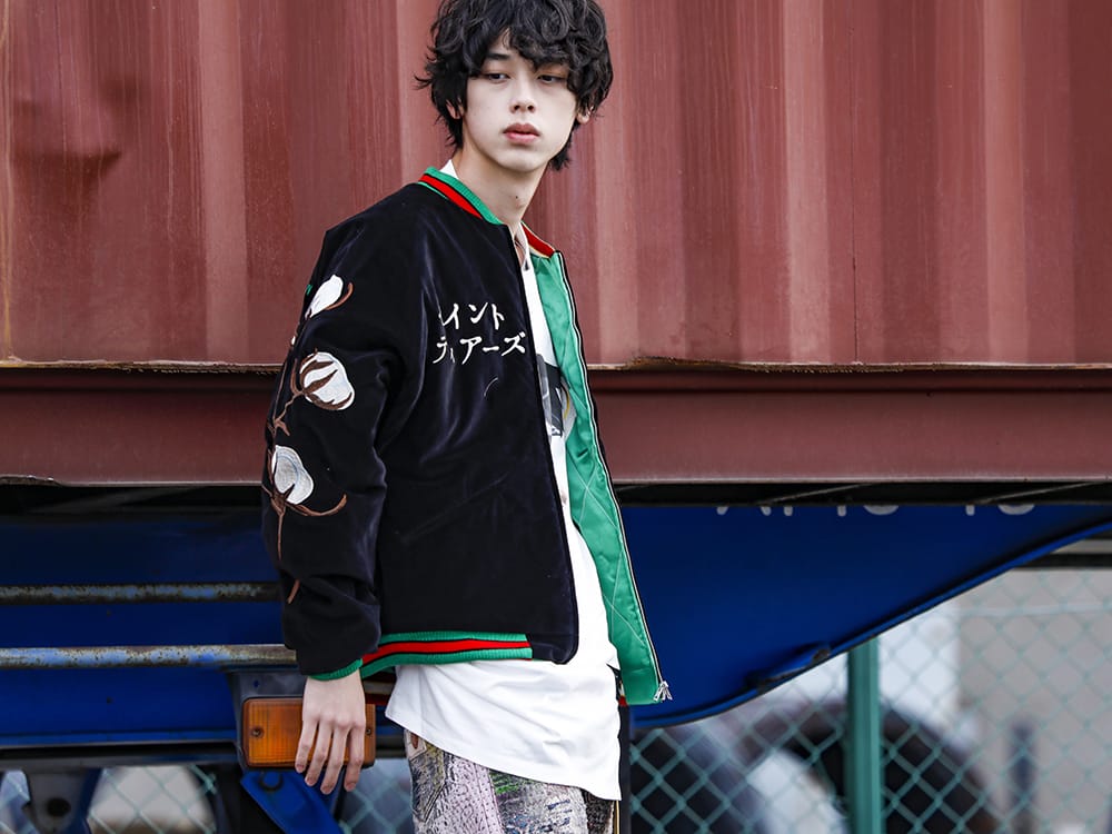 セントマイケル / ユリウス 2022-23AW - コラボレーションによるスペシャルな1着 - SM-S22-0000-059(デニムティアーズ × セントマイケル セントティアーズ リバーシブル スカジャン) 807CPM2-Off-White(コットンジャージー ドレープ ショートスリーブTシャツ オフホワイト) - 2-002