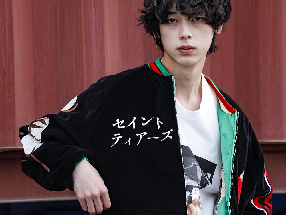 セントマイケル / ユリウス 2022-23AW - コラボレーションによるスペシャルな1着 - SM-S22-0000-059(デニムティアーズ × セントマイケル セントティアーズ リバーシブル スカジャン) 807CPM2-Off-White(コットンジャージー ドレープ ショートスリーブTシャツ オフホワイト) - 2-004