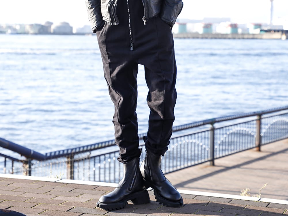 ディーハイゲン / ユリウス 2022-23AW - コレクションを象徴するデザイン性の高いブーツ - ST107-0922A(ヘビーコットンジャージダブルジップフーデッド オールインワン) 797FWM1(カウレザー サイド ジップアップ ブーツ) - 3-003