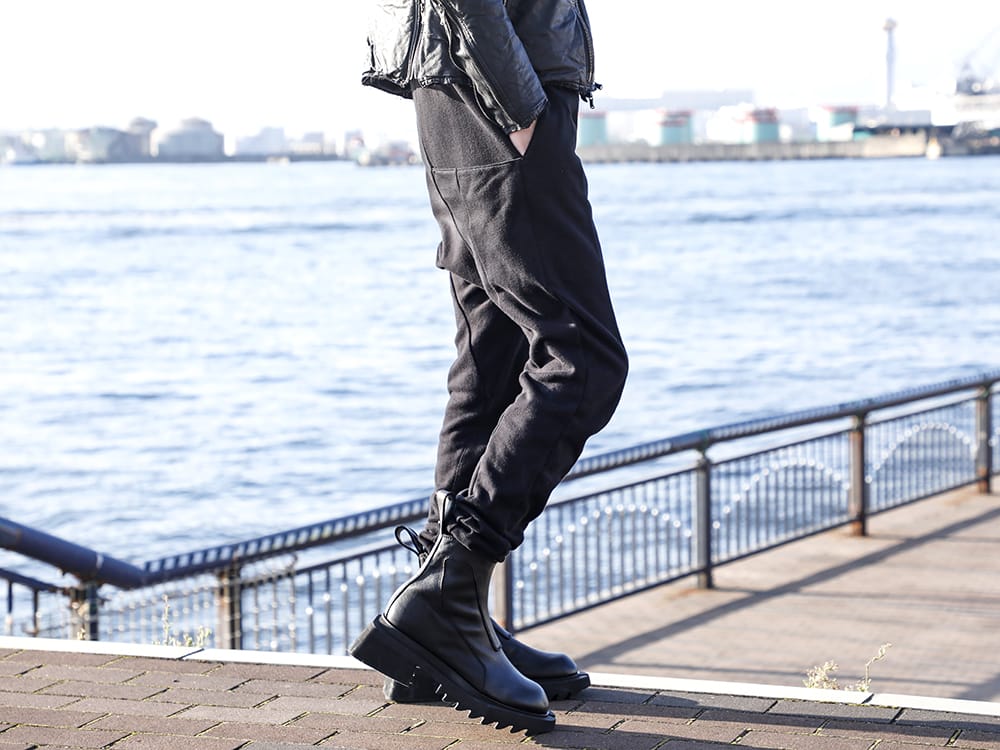 ディーハイゲン / ユリウス 2022-23AW - コレクションを象徴するデザイン性の高いブーツ - ST107-0922A(ヘビーコットンジャージダブルジップフーデッド オールインワン) 797FWM1(カウレザー サイド ジップアップ ブーツ) - 3-004