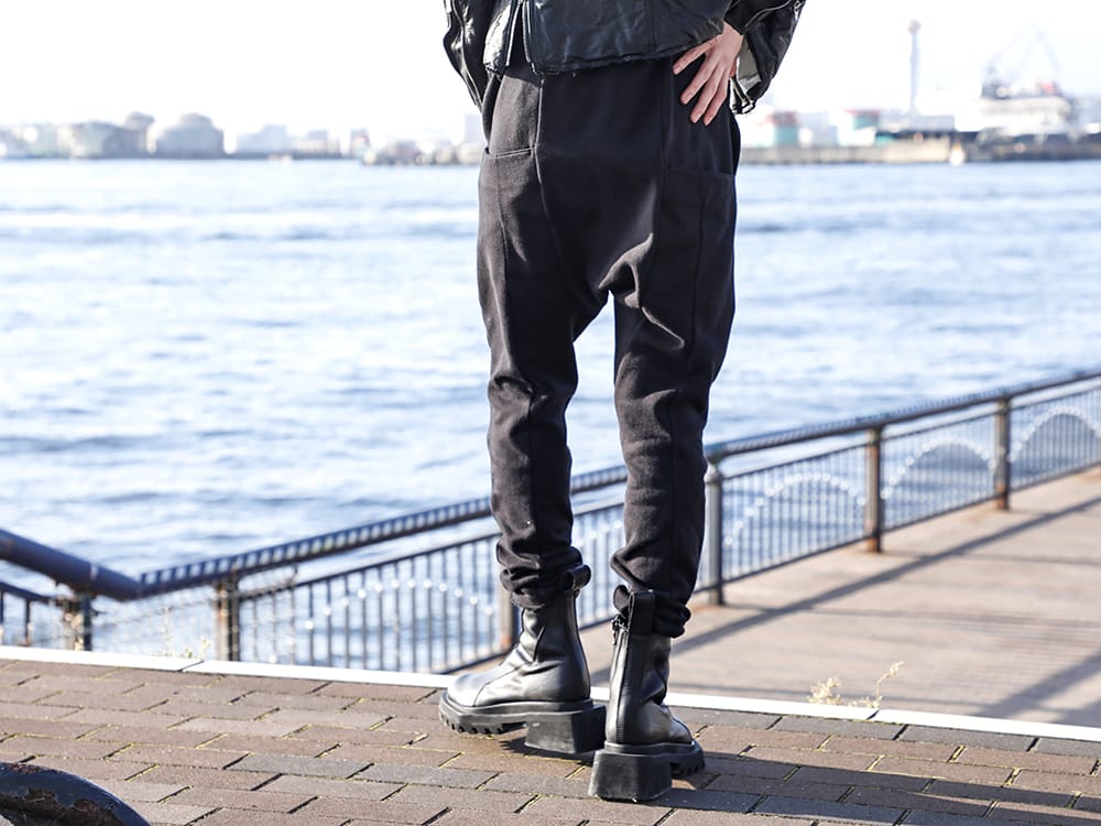 ディーハイゲン / ユリウス 2022-23AW - コレクションを象徴するデザイン性の高いブーツ - ST107-0922A(ヘビーコットンジャージダブルジップフーデッド オールインワン) 797FWM1(カウレザー サイド ジップアップ ブーツ) - 3-005