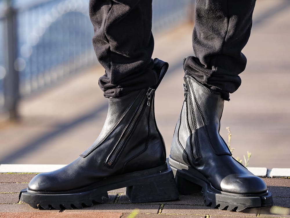 ユリウス 2022-23AW - コレクションを象徴するデザイン性の高いブーツ - 797FWM1(カウレザー サイド ジップアップ ブーツ) - 3-008